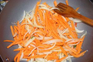 Fried noodles cu pui si legume