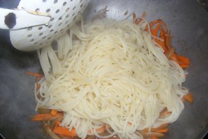 Fried noodles cu pui si legume