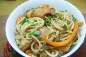 Fried noodles cu pui si legume