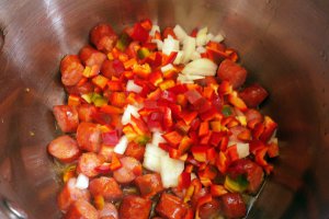 Varza calita cu carnati afumati - Savoare si gust intr-un preparat traditional