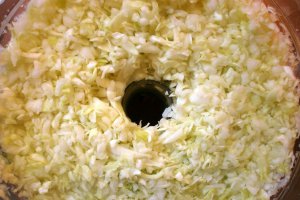 Varza calita cu carnati afumati - Savoare si gust intr-un preparat traditional