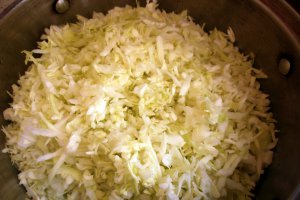 Varza calita cu carnati afumati - Savoare si gust intr-un preparat traditional