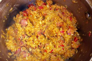 Varza calita cu carnati afumati - Savoare si gust intr-un preparat traditional