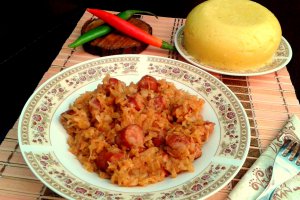 Varza calita cu carnati afumati - Savoare si gust intr-un preparat traditional