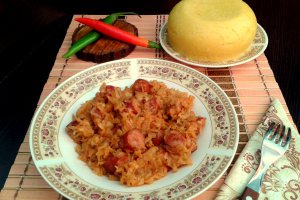 Varza calita cu carnati afumati - Savoare si gust intr-un preparat traditional