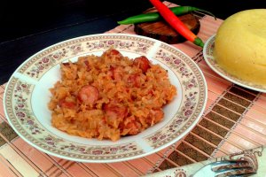 Varza calita cu carnati afumati - Savoare si gust intr-un preparat traditional