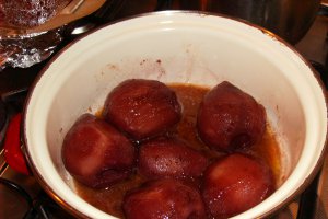 Friptură de curcan cu pere în vin roşu