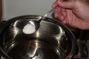 Spaghetti cu conserva din carne si sos de rosii cu usturoi