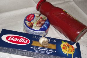 Spaghetti cu conserva din carne si sos de rosii cu usturoi
