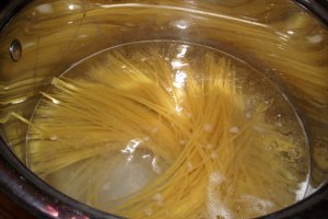 Spaghetti cu conserva din carne si sos de rosii cu usturoi
