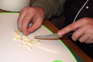 Spaghetti cu conserva din carne si sos de rosii cu usturoi