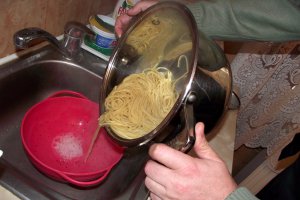 Spaghetti cu conserva din carne si sos de rosii cu usturoi