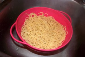 Spaghetti cu conserva din carne si sos de rosii cu usturoi