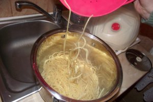 Spaghetti cu conserva din carne si sos de rosii cu usturoi