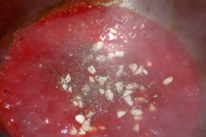 Spaghetti cu conserva din carne si sos de rosii cu usturoi