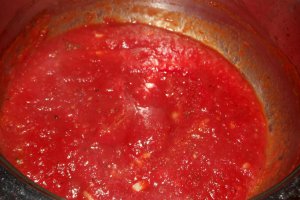 Spaghetti cu conserva din carne si sos de rosii cu usturoi