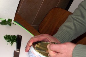 Spaghetti cu conserva din carne si sos de rosii cu usturoi