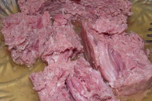 Spaghetti cu conserva din carne si sos de rosii cu usturoi