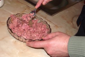 Spaghetti cu conserva din carne si sos de rosii cu usturoi