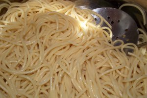 Spaghetti cu conserva din carne si sos de rosii cu usturoi