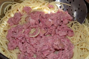 Spaghetti cu conserva din carne si sos de rosii cu usturoi