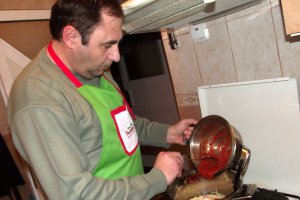 Spaghetti cu conserva din carne si sos de rosii cu usturoi