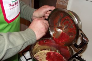 Spaghetti cu conserva din carne si sos de rosii cu usturoi