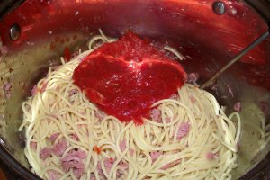Spaghetti cu conserva din carne si sos de rosii cu usturoi