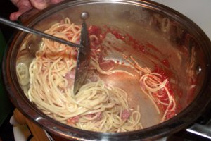 Spaghetti cu conserva din carne si sos de rosii cu usturoi