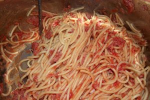 Spaghetti cu conserva din carne si sos de rosii cu usturoi