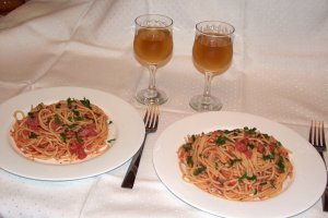 Spaghetti cu conserva din carne si sos de rosii cu usturoi