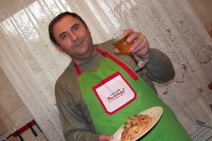 Spaghetti cu conserva din carne si sos de rosii cu usturoi