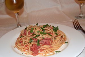 Spaghetti cu conserva din carne si sos de rosii cu usturoi