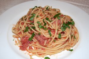 Spaghetti cu conserva din carne si sos de rosii cu usturoi
