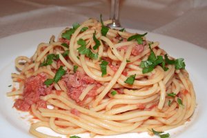 Spaghetti cu conserva din carne si sos de rosii cu usturoi