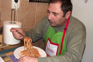 Spaghetti cu conserva din carne si sos de rosii cu usturoi