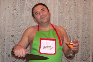 Spaghetti cu conserva din carne si sos de rosii cu usturoi