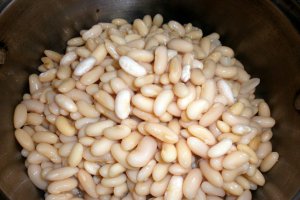 Reteta de mancare de fasole cu carnati afumati - Iahnie de fasole