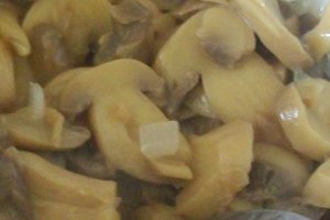 Friptură în ulei cu garnitură de ciuperci şi smântână