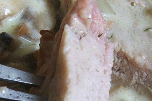 Friptură în ulei cu garnitură de ciuperci şi smântână