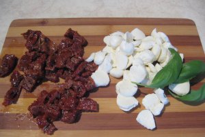 Paine cu mozzarella, rosii deshidratate si susan