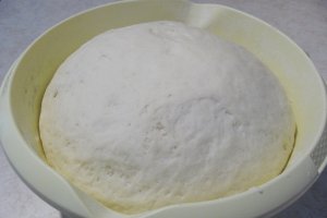 Paine cu mozzarella, rosii deshidratate si susan