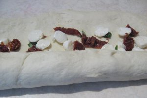Paine cu mozzarella, rosii deshidratate si susan