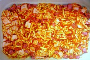 Pizza cu parizer, salam si branza