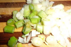 Tortilla cu carnati si ceapa verde