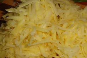 Tortilla cu carnati si ceapa verde