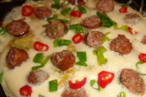 Tortilla cu carnati si ceapa verde