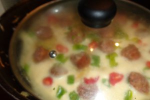 Tortilla cu carnati si ceapa verde