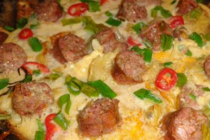 Tortilla cu carnati si ceapa verde