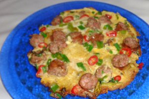 Tortilla cu carnati si ceapa verde